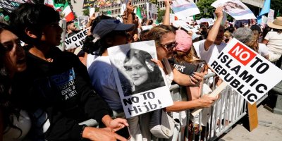 Jîna Mahsa Amini'nin anısına Los Angeles'ta kavşağa "Jin, Jiyan, Azadi" adı verildi