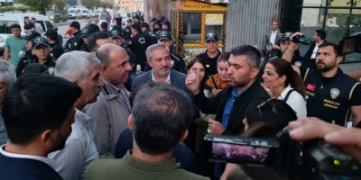 Hakkari'de milletvekillerinin oturma eylemi sürüyor: İHD heyetinin alana girişine izin verilmedi