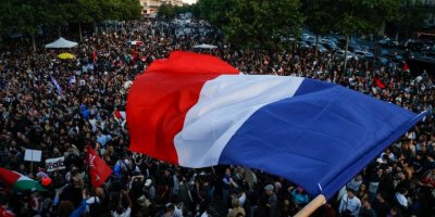 Fransa ikinci turda aşırı sağa dur dedi: Sol ittifak sandıktan birinci çıktı