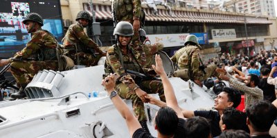 Bangladeş'te protestocuların konutunu bastığı Başbakan Hasina istifa ederek ülkeden kaçtı