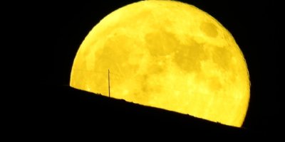 Dersim’de ‘Süper Ay’ dağların ardından belirdi