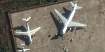 Uydudan görüntülendi: Suriye'de hava üssündeki Rus güçleri 'toplanıyor'