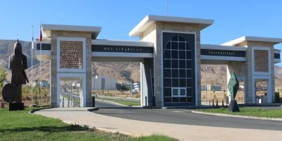 Kürt Dili hocasına, okul kütüphanesindeki Kürtçe şiir kitaplarını okuttuğu için soruşturma açıldı