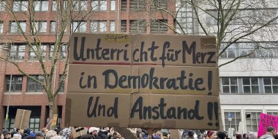 Almanya’da binlerce kişi aşırı sağı protesto etti