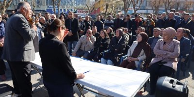 Siirt Belediyesi Meclisi belediye önünde toplandı