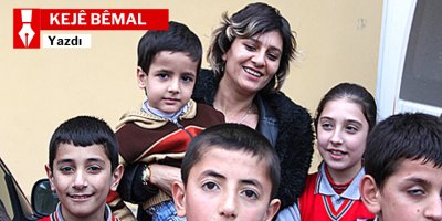 Diline Küsen Çocuklar