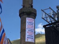 Bitlis Ulu Camii’nin minaresine AKP pankartı