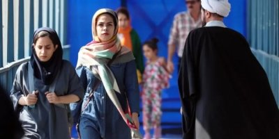 İran'da zorunlu başörtüsü yasası tartışmaları sürüyor