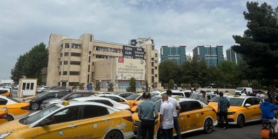 Diyarbakır'da zam isteyen taksiciler belediye önünde toplandı