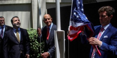 ABD’nin Şam’daki büyükelçi konutunda bayrak yeniden göndere çekildi