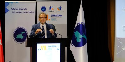 Cüneyt Zapsu, dedesinin sempozyumunda Kürtçe konuştu: “Kürtçe devam edemiyorum çünkü aileler korkudan çocuklarına Kürtçe öğretemedi.”