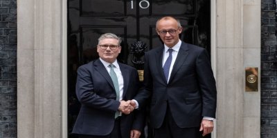 Almanya ve İngiltere 'türünün ilk örneği' savunma ve göç anlaşması imzaladı