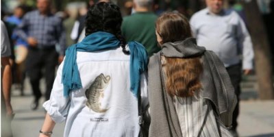 Mahsa Amini protestoları: İran'ın her yerinde kadınlar artık örtünme kurallarına meydan okuyor