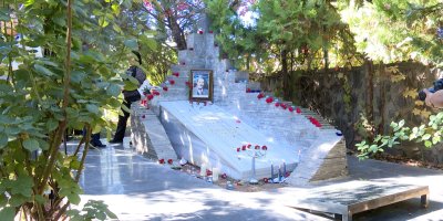 Arjen Ari mezarı başında anıldı