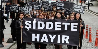 Diyarbakır Sur'da kadınların yaşadığı eve cüppeli ve sarıklı şahıslar saldırdı