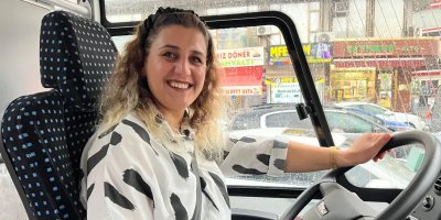 Diyarbakırlılar özel halk otobüsünde kadın şoför görmekten memnun: 'Allah kızıma güç kuvvet versin'