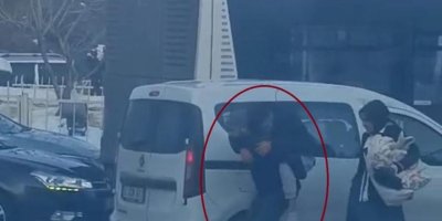 Diyarbakır'da bir vatandaş tıkanan yolda hastasını sırtında taşıdı