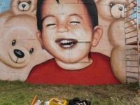 Alan Kurdi artık gülümsüyor