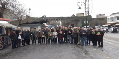 Yursever Demokrat İttifak'ın Bağımsız Adayları Melik Ahmet'te bildiri dağıttılar