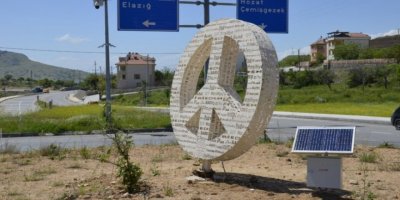 AKP’nin kaldırttığı “Çok Dilli Barış Heykeli” yeniden eski yerinde