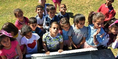 Kusursuz kulağa sahip 7 yaşındaki Bager doğadaki tüm sesleri notaya dökebiliyor