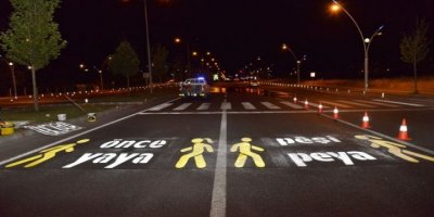 Diyarbakır’da iki dilli “Önce Yaya” görselleri