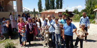 Dünya klasiklerini çocuklara eşek sırtında götürdü