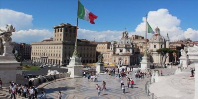 İtalya’da kriz büyüyor