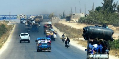 On binlerce Suriyeli Türkiye sınırına doğru ilerliyor