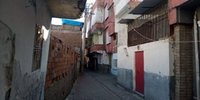 Diyarbakır'da babasını öldüren genç polise teslim oldu