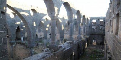 Zamanın insafına terk edilen tarihi Surp Sarkis Kilisesi