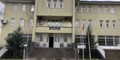 Belediye başkanı Kürtçe tabelayı indirdi, belediye meclisi 3 dilli tabela kararı aldı