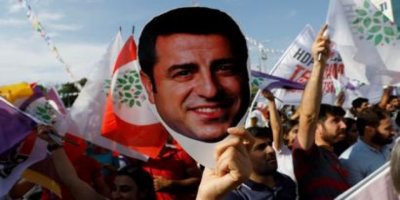 Demirtaş: Barış denilince AKP Hükümeti neden kırmızı görmüş boğaya dönüyor?